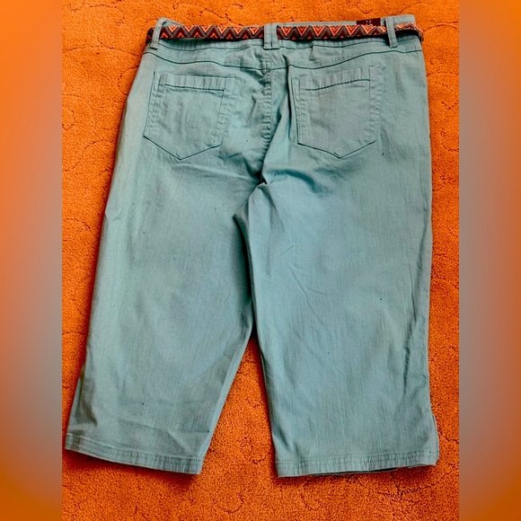 Gloria Vanderbilt aqua capri with aztec belt - Picture 2 of 12